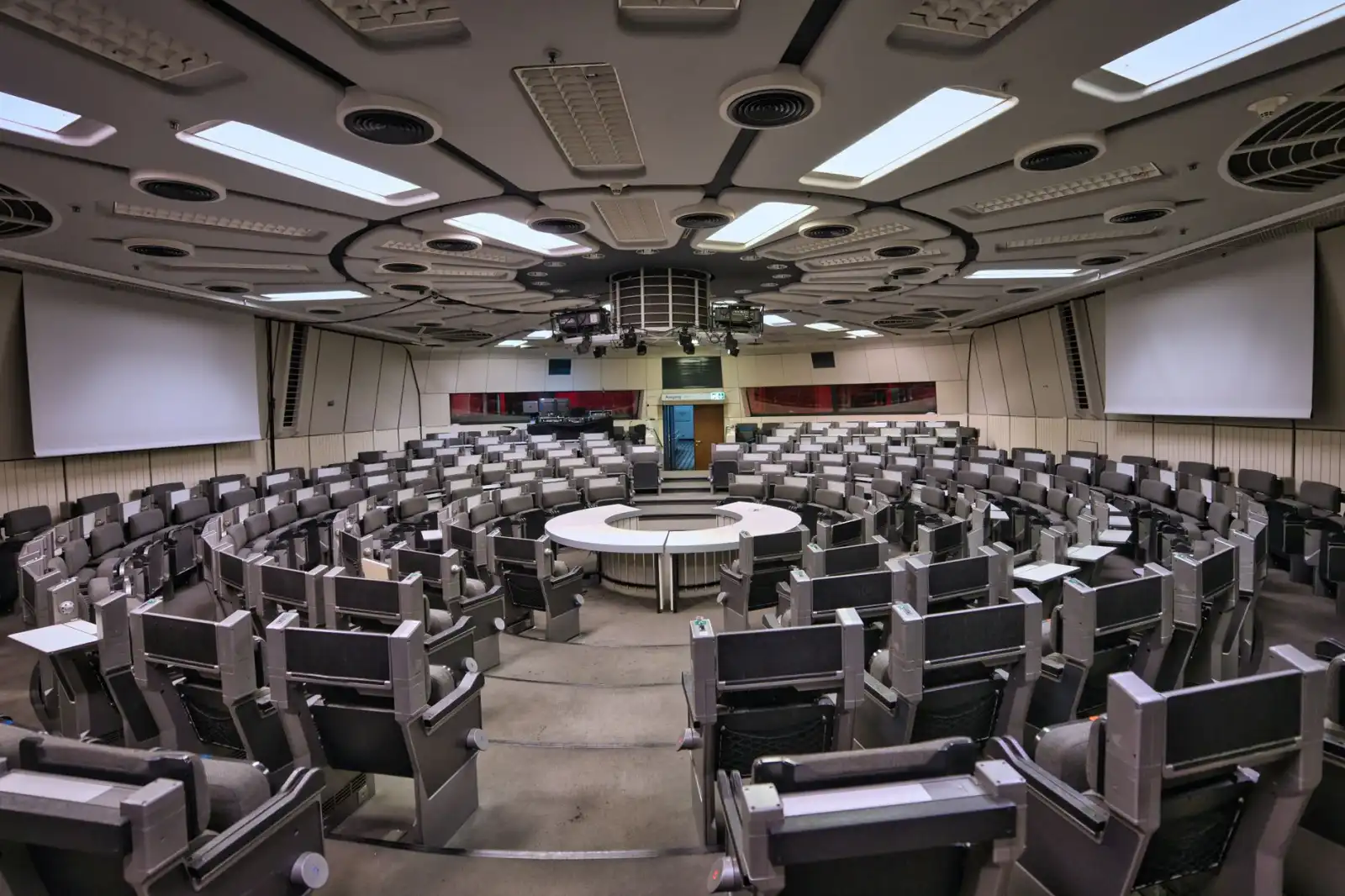 大连港集装箱吞吐量增长驱动因素及区域航运市场展望