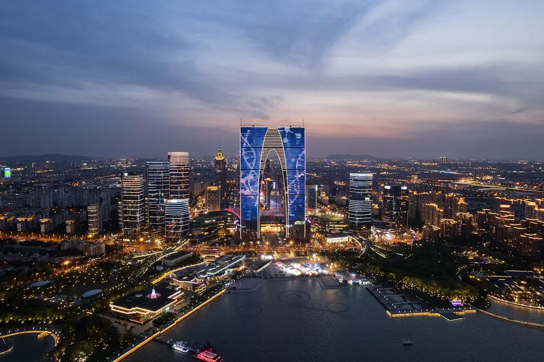 2025年东北亚航线运价波动趋势及外贸企业应对策略