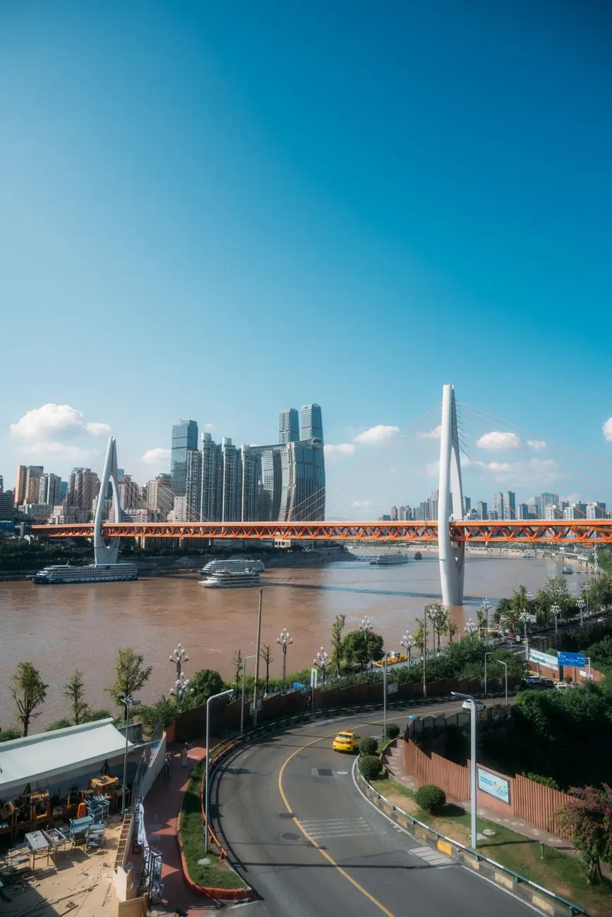 大连港集装箱吞吐量增长动力解析：从腹地经济到航线网络